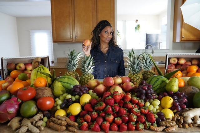 Serina hand-selecting fresh produce for a SíSe Fresh batch